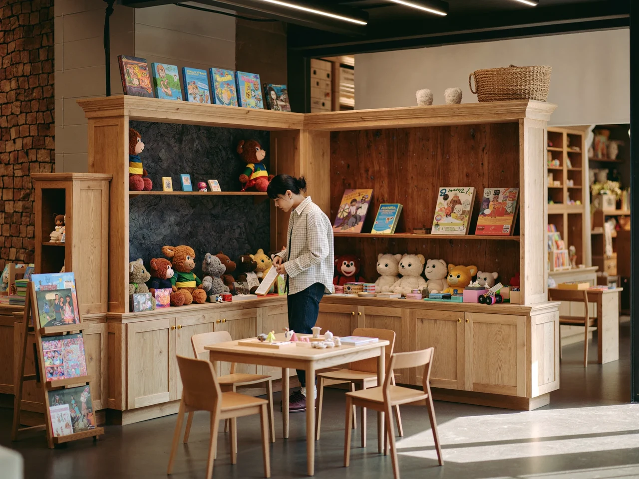 Intérieur chaleureux d'une boutique de jouets avec étagères en bois et coin lecture